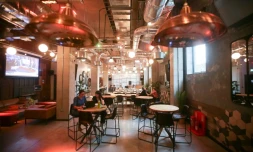 Une salle de co-working dans l'immeuble "Old Oak" géré en colocation par The Collective à Londres, le 11 octobre 2017