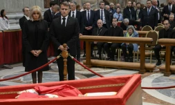 Emmanuel Macron s'est recueilli devant la dĂ©pouille du papeÂ