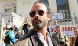 L'agriculteur et militant français Cédric Herrou devant le tribunal de Nice, le 22 octobre 2018
