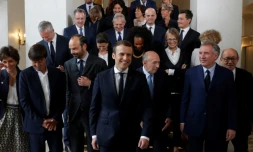 Le président Macron (c) entouré du nouveau gouvernement, à l'Élysée, le 18 mai 2017