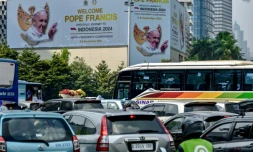 Un message de bienvenue au pape François sur des affiches dans une rue de Jakarta, le 2 septembre 2024 en Indonésie