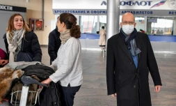 L'ambassadeur de France en Russie Pierre Levy à l'aéroport Sheremetyevo de Moscou où des Français s'apprêtent à être rapatriés, le 4 avril 2020  