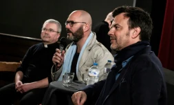 Le Père Yves Baumgarten (G), le président de l'association "La Parole Libérée", Francois Devaux (c) et le metteur en scène François Ozon (D)lors d'un débat le 6 avril 2019 à Lyon