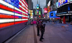 Des policiers new-yorkais en faction à Times Square, à New York, le 8 mai 2021, aprÚs une fusillade ayant blessé deux passantes et une enfant