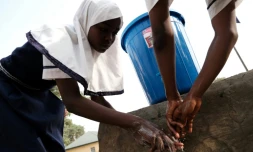 Des élèves de l'établissement scolaire secondaire Tudun Wada à Abuja, Nigeria, se lavent les mains dans le cadre des mesures d'hygiène pour se prévenir du Covid-19, le 20 mars 2020