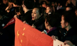 Rassemblement devant le commissariat du 19e arrondissement le 28 mars 2017 à Paris après la mort d'un Chinois