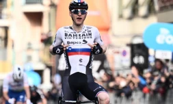Le SlovĂšne Matej Mohoric (Bahrain) remporte la classique Milan-San Remo, le 19 mars 2022 Ă San Remo