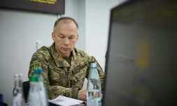 Photo prise et transmise le 22 mars 2025 par les services de la présidence ukrainienne montrant le commandant en chef des armées ukrainiennes Oleksandr Syrsky participant à une réunion à Kharkiv, la deuxième plus grande ville d'Ukraine 
