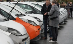 Des anciennes Autolib' en vente sur un parking de Romorantin, dans le Loir-et-Cher, le 10 novembre 2018