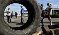 Devant le site de PSA de Sept-Fonds bloqué par des salariés de GM&S le 5 juillet 2017, sur la commune de Dompierre-sur-Besbre (Allier)