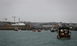 Des bateaux de pĂȘche français manifestent devant le port de Saint Helier sur l'Ăźle de Jersey le 6 mai 2021.