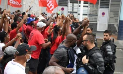 Des manifestants devant la préfecture de Martinique à Fort-de-France, le 30 novembre 2021