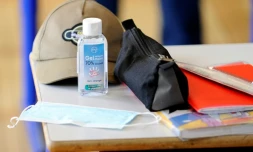 Masque et gel hydroalcoolique sur le bureau d'un élÚve dans une salle de classe à Villers-les-Nancy, le 12 mai 2020
