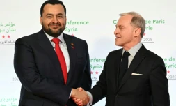 Le négociateur en chef du Qatar, médiateur dans le conflit entre Israël et le Hamas, Mohammed Al-Khulaifi (g) et le diplomate français Franck Gellet, avant le début de la Conférence internationale sur la Syrie à Paris, le 13 février 2025