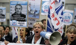 Des salariés d'Air France manifestent devant le siège de la compagnie à Roissy-en-France, le 5 octobre 2015