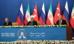 Photo fournie le 7 septembre 2018 par la présidence turque montrant les présidents russe Vladimir Poutien, iranien Hassan Rohani et turc Recep Tayyip Erdogan lors d'une conférence de presse à Téhéran.
