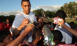 Mercredi 3 Juin 2009

Guillaume Hoarau  rencontre des jeunes footballeurs saint-paulois