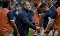 William Servat, l'entraßneur des avants du XV de France, parle au talonneur Julien Marchand à l'échauffement avant le match du Tournoi contre l'Italie le 6 février au Stade de France à Saint-Denis