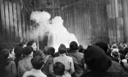 L'effigie du PÚre Noël pendue aux grilles de la cathédrale et brulée sur le parvis par les patronages catholiques, à Dijon le 24 décembre 1951