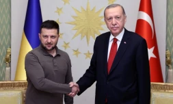 Le président turc Recep Tayyip Erdogan (D) renontre son homologue ukrainien Volodymyr Zelensky, le 7 juillet 2023, à Istanbul