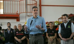 Le Premier ministre espagnol Pedro SĂĄnchez s'adresse aux mĂ©dias aux cĂŽtĂ©s du prĂ©sident de la rĂ©gion d'Andalousie, Juan Manuel Moreno (d), au poste de commandement Ă Turre, dans la province d'AlmerĂa, le 13 juillet 2026, aprĂšs un incendie de forĂȘt meurtrier