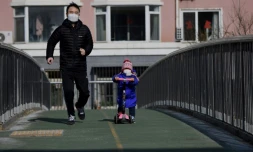 Un homme et un enfant masqués à Pékin, le 30 janvier 2020