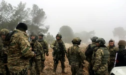 Des soldats turcs, prĂšs du mont Bersaya, au nord de la ville syrienne d'Azaz, le 23 janvier 2018.