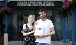 Connie Yates et Chris Gard, parents de Charlie, posent avec la pétition de 350.000 signatures qu'ils vont déposer à l'hôpital pédiatrique Great Ormond Street Hospital for Children à Londres le 9 juillet 2017