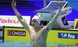 Le Chinois Sun Yang bras levés aprÚs sa vicoitre en finale du 200 m libre aux Mondiaux de natation, le 23 juillet 2019 à Gwangju