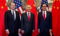 Le vice-premier ministre chinois Liu He (centre) pose avec le secrétaire américain au Trésor Steven Mnuchin (droite) et le représentant américain au Commerce Robert Lighthizer (gauche) à Pékin le 28 mars 2019. La Chine a annoncé lundi qu'elle augmenterait ses droits de douane sur 60 milliards de dollars produits américains