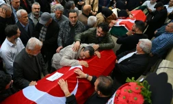 Les funérailles des personnes tuées la veille dans une école, le 16 avril 2026 à Kahramanmaras, dans le sud de la Turquie