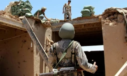 Des policiers des frontières afghans inspectent un bâtiment endommagé après une frappe aérienne américaine dans la province du Helmand (sud), le 10 juin 2017  