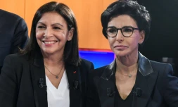 Anne Hidalgo (g) et Rachida Dati (d), candidates à la mairie de Paris, avant le débat télévisé le 4 mars 2020 dans les studios de télévision de LCI à Boulogne-Billancourt