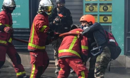 Une manifestante agresse un pompier lors de la manifestation du 1er mai 2022 à Paris