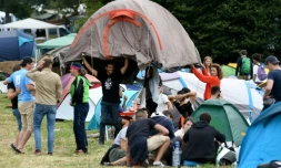 Des festivaliers installent leurs tentes au camping de Carhaix-Plouger, au 2e jour des "Vieilles Charrues", le 14 juillet 2017