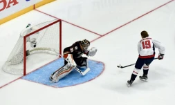 Nicklas Backstrom, N.19 (D) des Washington Capitals face à John Gibson N.36 des Anaheim Ducks durant une compétition à Nashville, Tennessee, le 30 janvier 2016