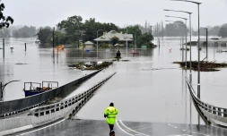 Un pont sous les eaux, le 23 mars 2021 Ă Windsor, dans les environs de Sydney, en Australie
