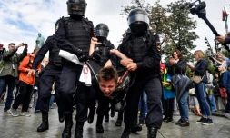 Arrestation par la police russe d'un manifestant pendant un rassemblement interdit, à Moscou le 3 août 2019