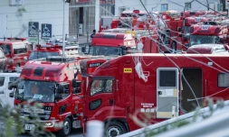Des véhicules de secours sont présents devant le centre commercial Aeon à Kumamoto, dans le sud du Japon, le 29 juillet 2026, après qu'un séisme a frappé la région