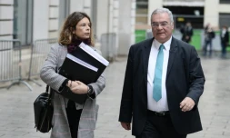 Clémence Bectarte, avocate des deux disparus syriens et le frère et oncle de ces derniers, Obeida Dabbagh, arrivent pour déposer plainte devant la justice à Paris, le 24 octobre 2016