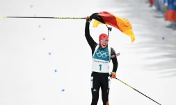 La biathlÚte allemande Laura Dahlmeier franchit à la 1re place l'éprevue deapoursuite (10 km) aux JO, le 12 février 2018 à Pyeongchang