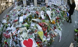 Les fleurs déposées par les Parisiens devant la porte de Charlie Hebdo le 7 février 2015