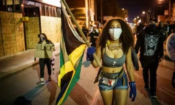 Des manifestants antiracistes défilent à Kenosha (Wisconsin) dans la nuit du 26 au 27 août 2020