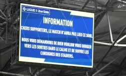 Panneau indiquant le report du match OM-OL suite à l'attaque des cars lyonnais, le 29 octobre 2023 au Stade Vélodrome 