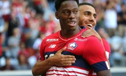 L'attaquant canadien de Lille Jonathan David, félicité par le défenseur algérien Akim Zedadka, après avoir marqué contre Auxerre, lors de la 1ère journée de Ligue 1, le 7 août 2022 à Villeneuve-d'Ascq