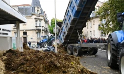Des agriculteurs manifestent devant le siÚge du conseil départemental à Nancy, le 9 octobre 2024