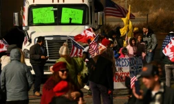 Des routiers et manifestants opposés aux mesures sanitaires contre le Covid-19 sont rassemblés sur le parking du stade d'Adelanto, en Californie, le 23 février 2022, pour former un "convoi" vers Washington