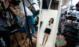 La Chinoise Wang Houhou (g) photographie un modèle pour le lancement de sa boutique de mode en ligne, le 5 mai 2017 à Shanghai