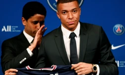 Le PDG du Paris Saint-Germain Nasser Al-Khelaifi (G) et l'attaquant français Kylian Mbappé (D) aprÚs une conférence de presse au stade du Parc des Princes à Paris, le 23 mai 2022