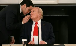 Le chef de la diplomatie américaine Marco Rubio s'entretient avec le président Donald Trump, auquel il vient de remettre une note manuscrite évoquant les négociations sur Gaza, le 8 octobre 2025 pendant une réunion à la Maison Blanche